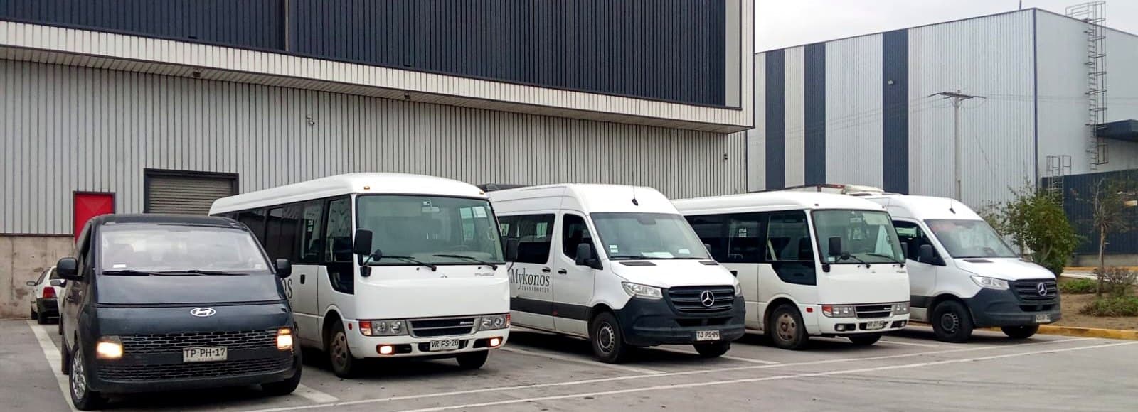Flota de Transportes Mykonos estacionada en las instalaciones de un cliente